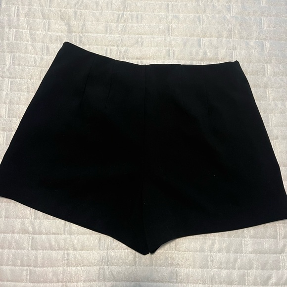 Simple Black shorts - Picture 2 of 4